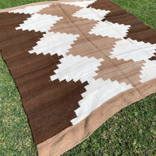 Load image into Gallery viewer, Desierto Llama Wool Rug
