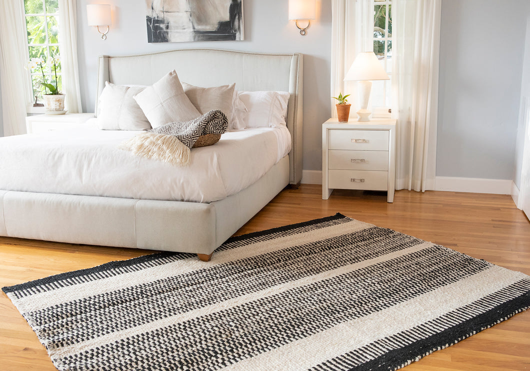 Estancia Wool Rug in Black & White